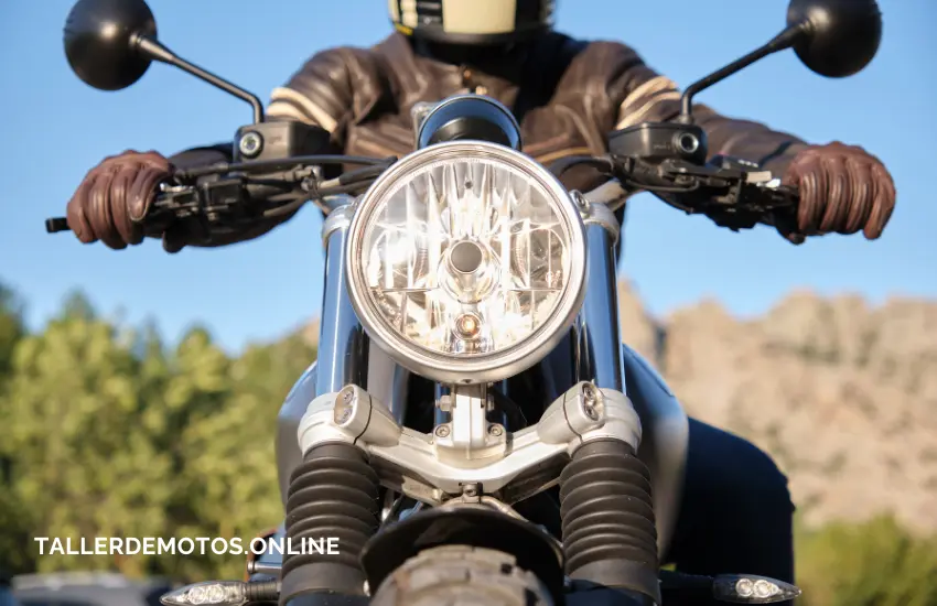 Imagen de una motocicleta con problemas en el sistema de iluminación.